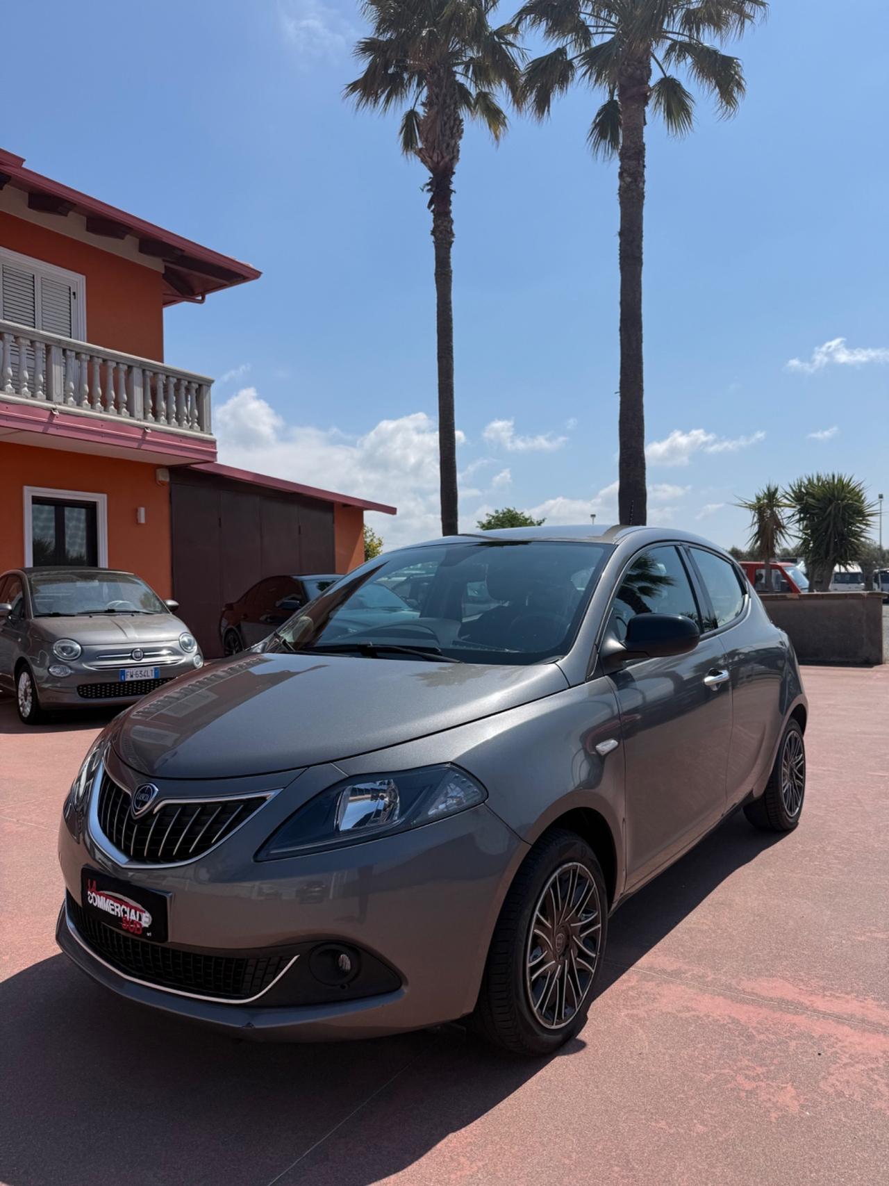 Lancia Ypsilon 1.0 Hybrid 69cv