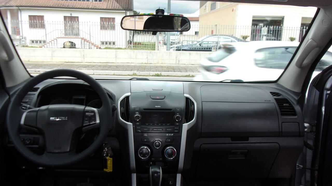 Isuzu D-Max 2.5 Space Cab Solar A/T 4WD