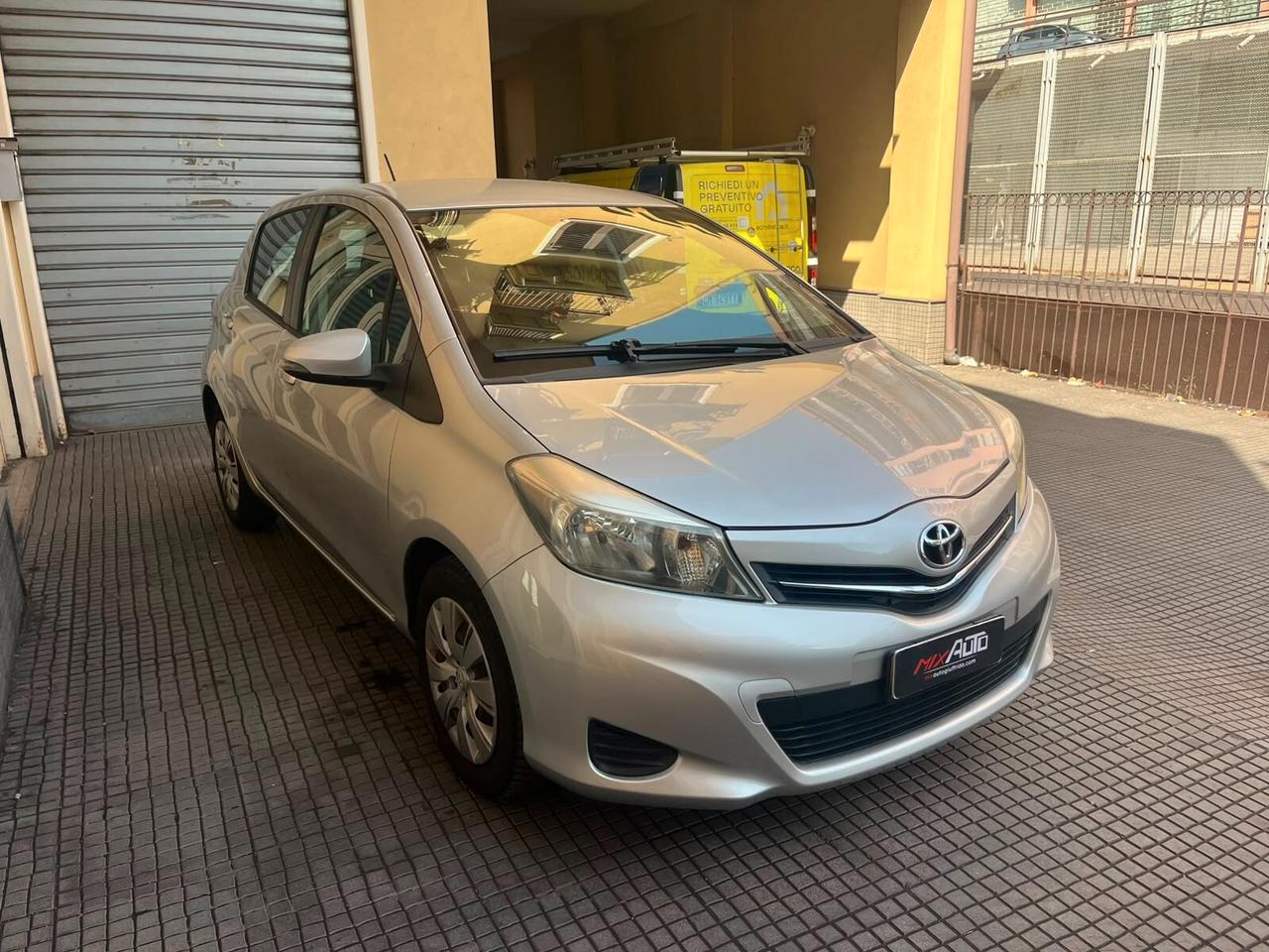 Toyota Yaris 1.0 5 porte Lounge *NEOPATENTATI*