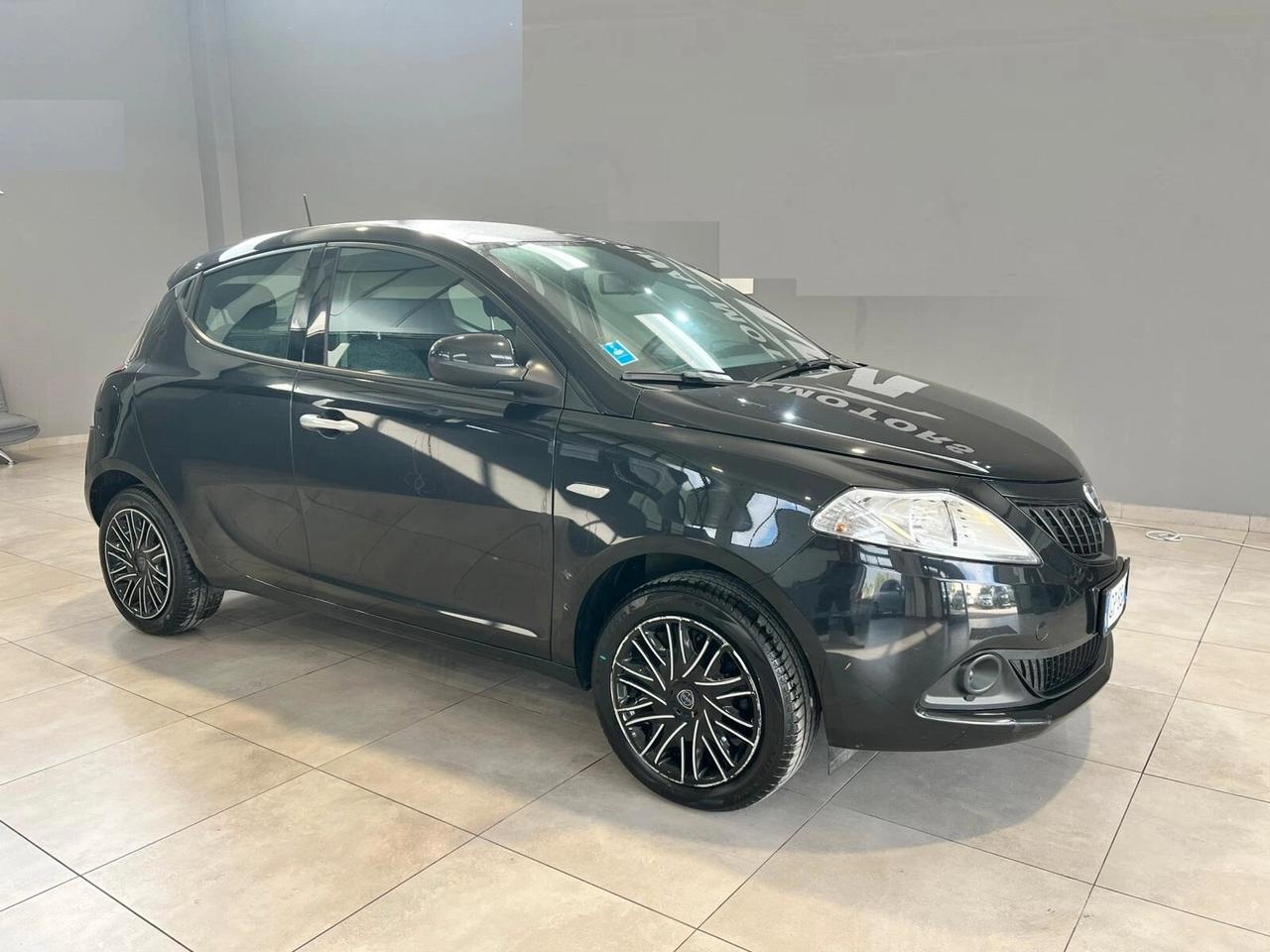 Lancia Ypsilon 1.0 FireFly 5 porte S&S Hybrid Silver