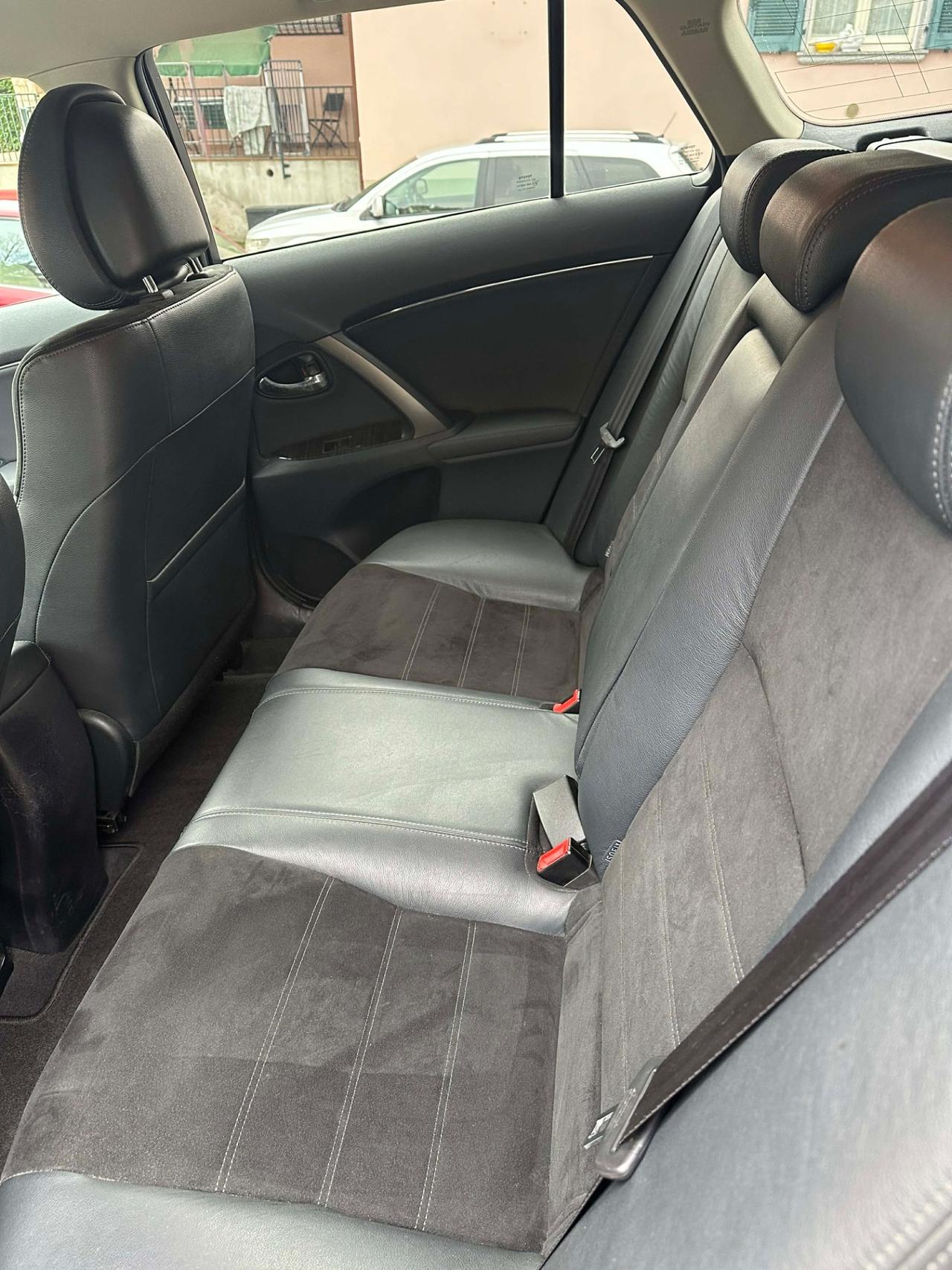 Toyota AVENSIS STYLE UNICOPR KMCERT GARAN