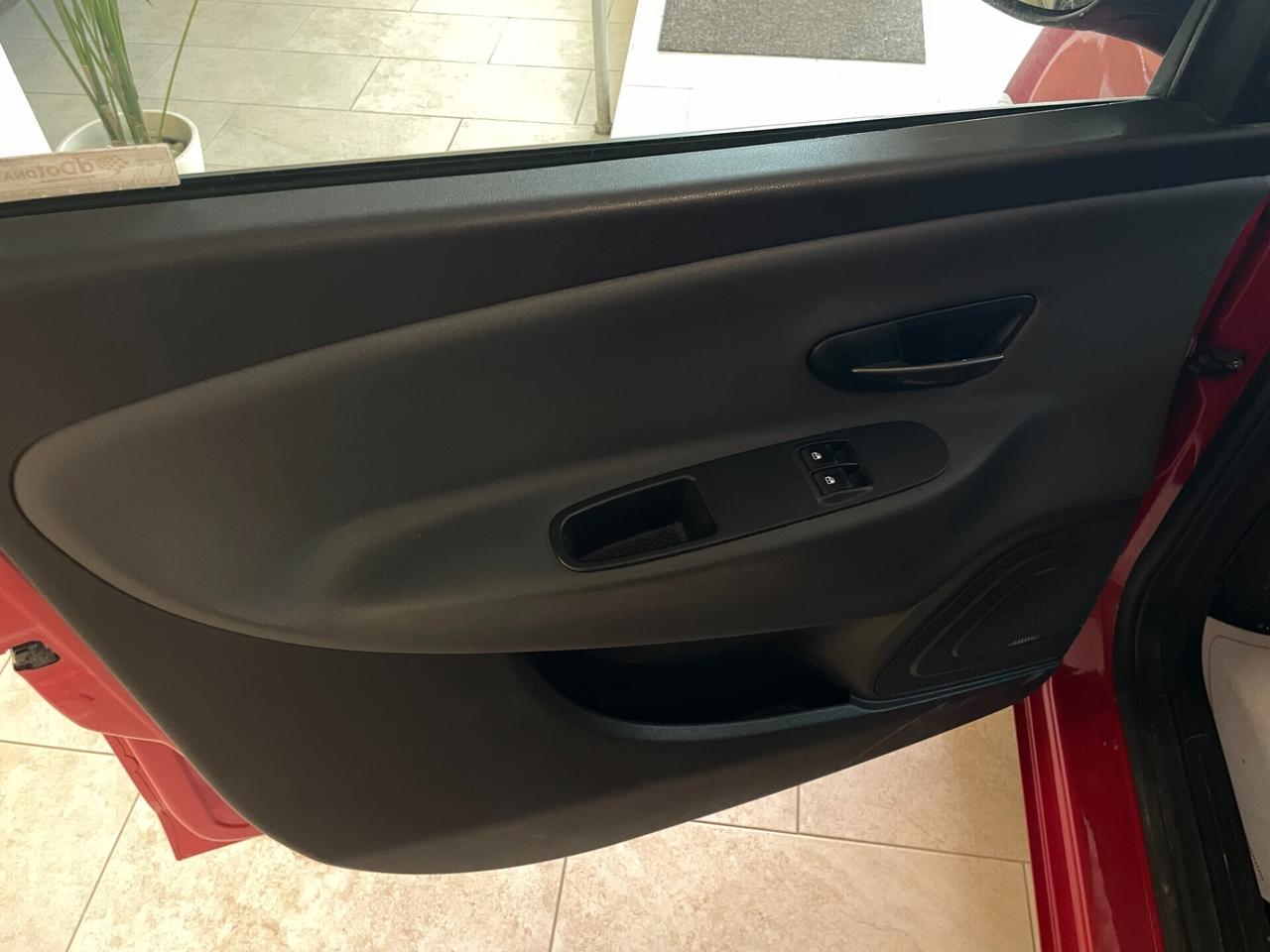 Lancia Y Ypsilon 1.2 Silver Tagliandata Distribuzione Neopatentati