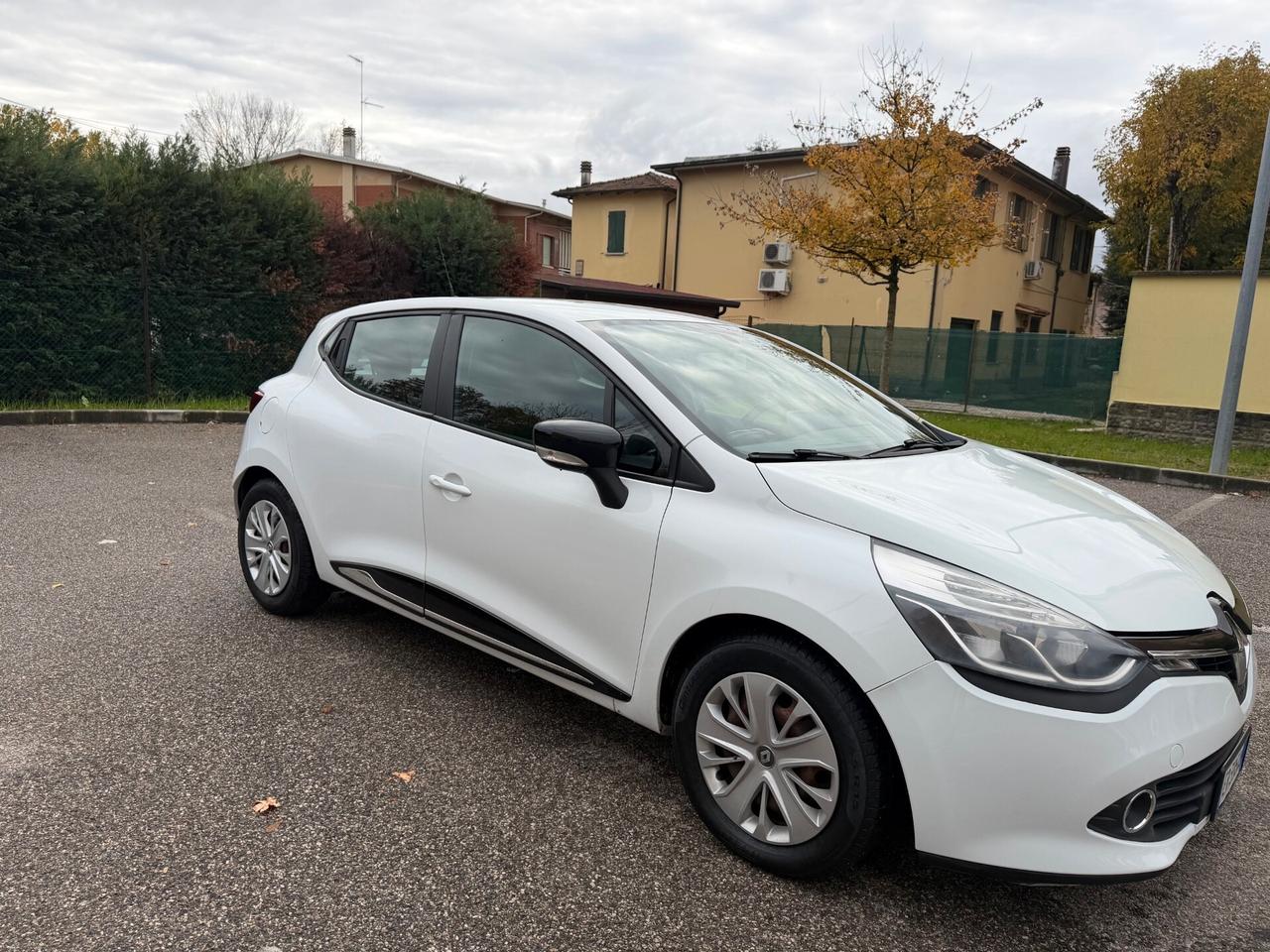 Renault Clio 1.5 dci - NEOP. - NAV. - 12 MESI DI GARANZIA -