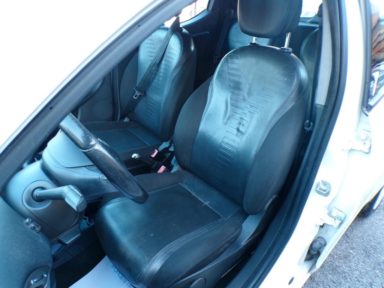 Lancia Ypsilon 1.3 MJT 75 CV Unyca