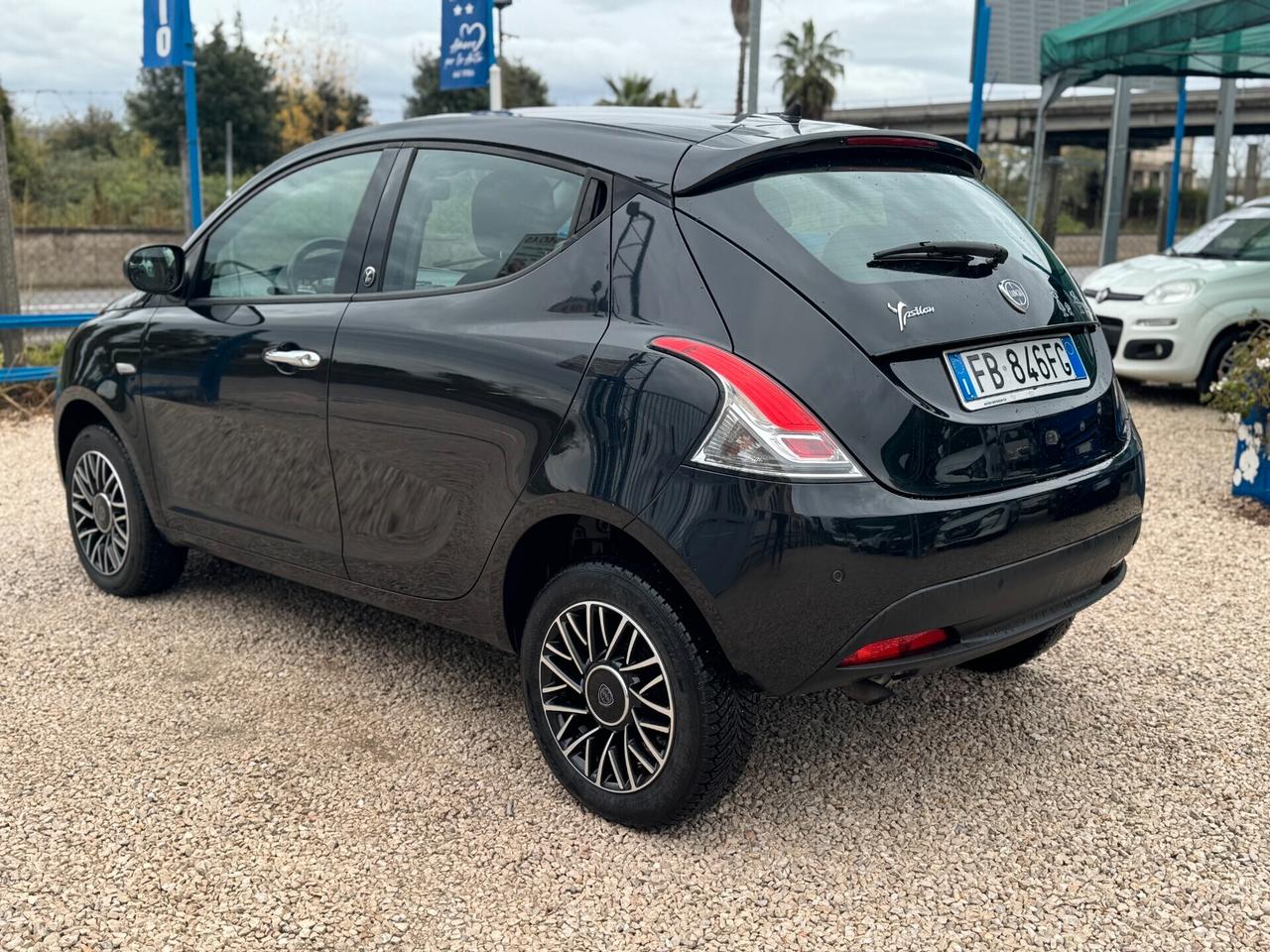 Lancia Ypsilon 0.9 TwinAir 85 CV 5 porte Metano Ecochic Gold 11/2015 1 prop. nord italia km certificati