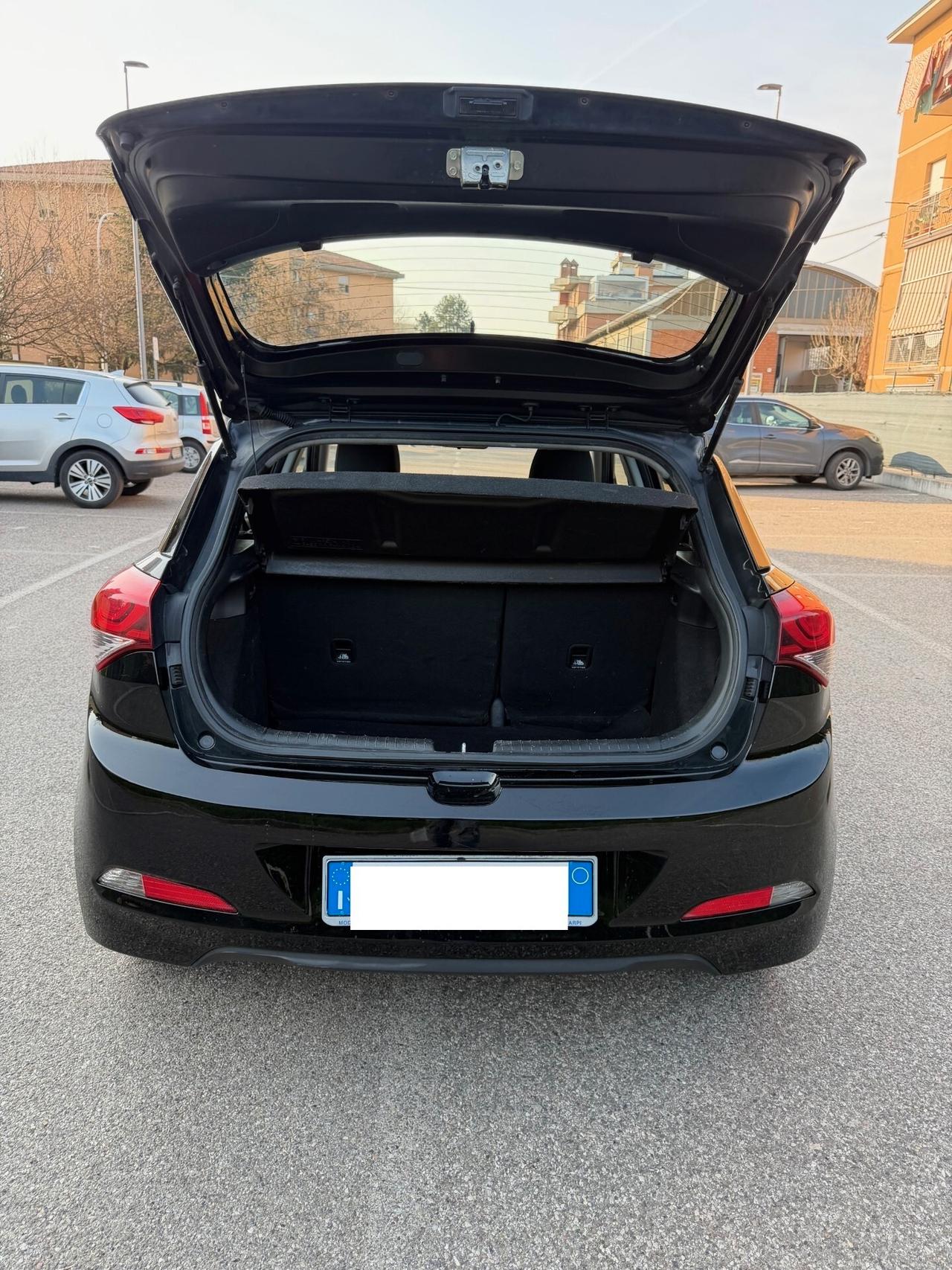 Hyundai i20 1.1 Crdi - NEOPATENTATI - 12 MESI DI GARANZIA -