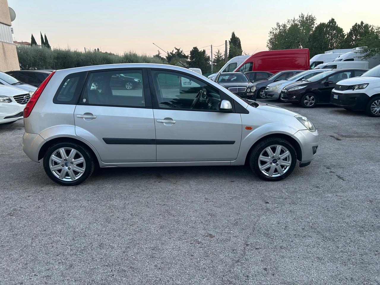 Ford Fiesta 1.2 5p. Ghia 140000km Gancio Traino