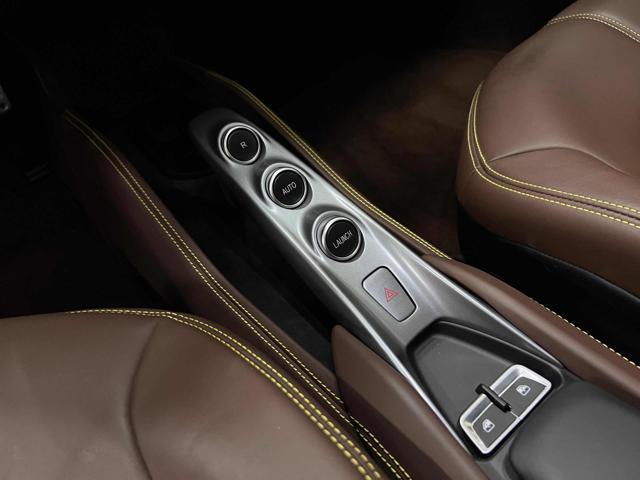 FERRARI F8 CARBON|LIFT|CARPLAY|SURROUND