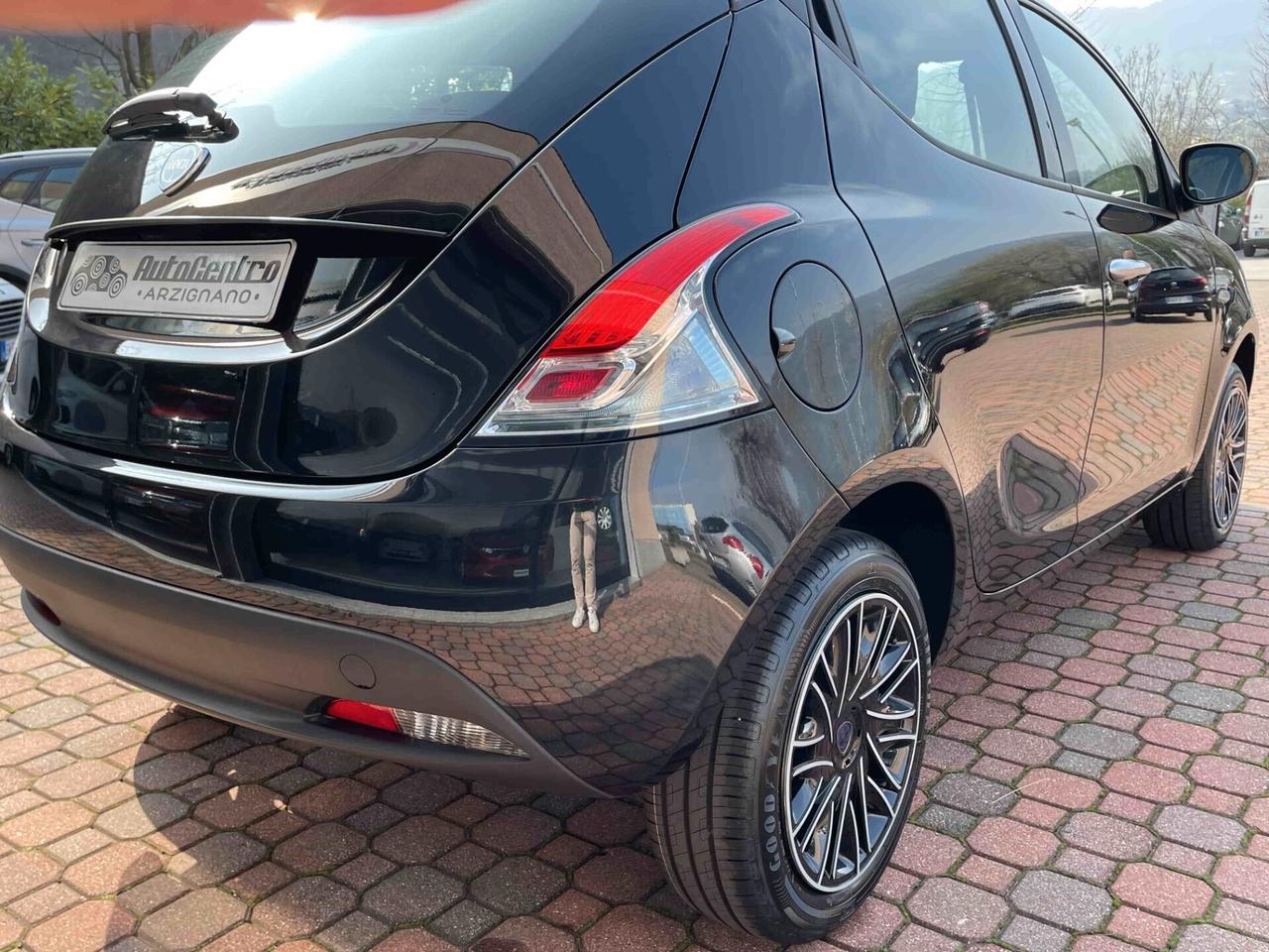 Lancia Ypsilon 1.0 FireFly 5 porte S&S Hybrid Oro