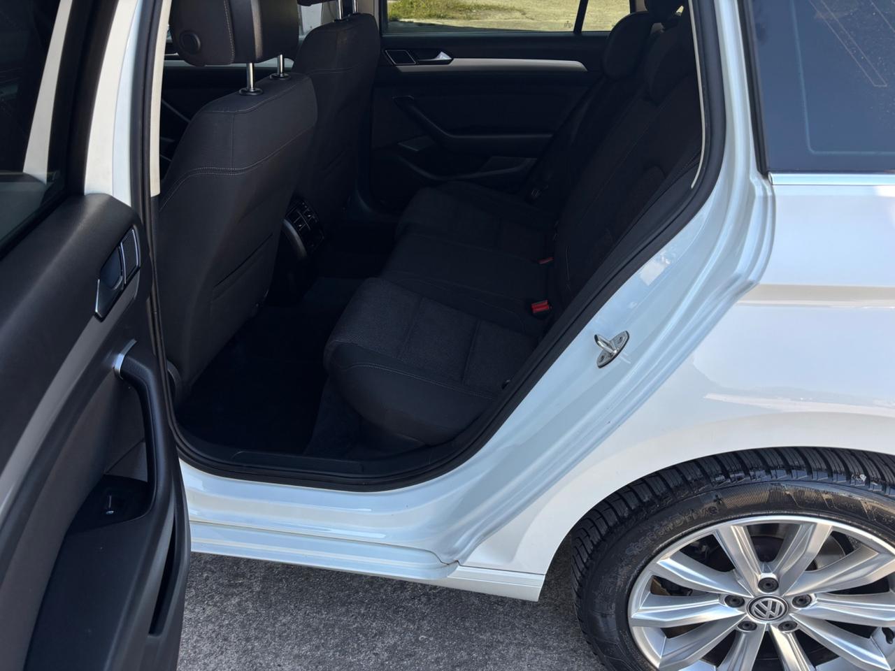 Volkswagen Passat 1.6 TDI. Garanzia. Neopatentati