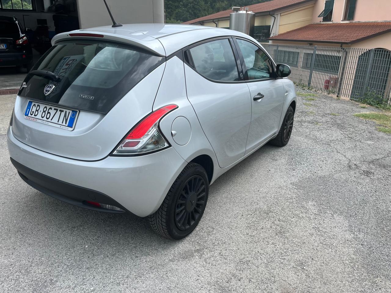 Lancia Ypsilon 1.0 FireFly 5 porte S&S Hybrid Ecochic Silver