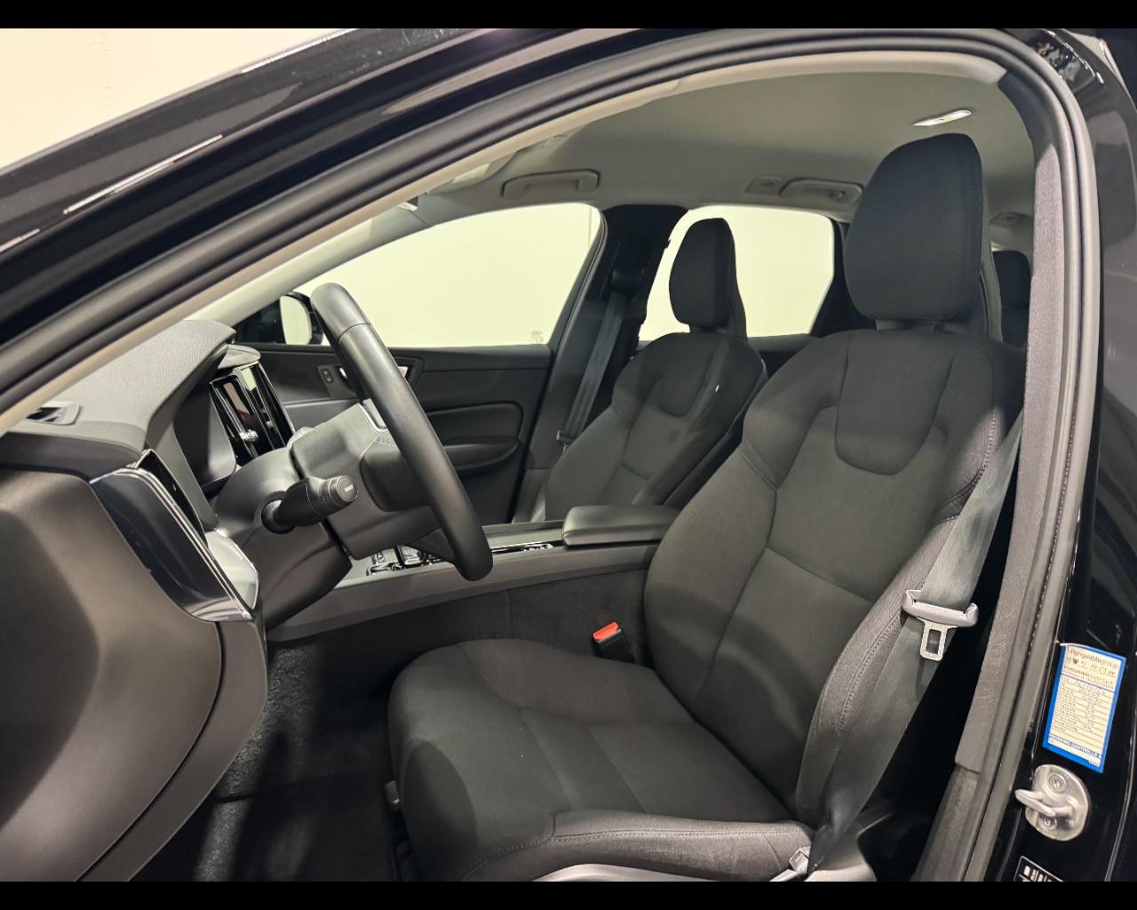VOLVO XC60 B4 MOMENTUM PRO AUTO