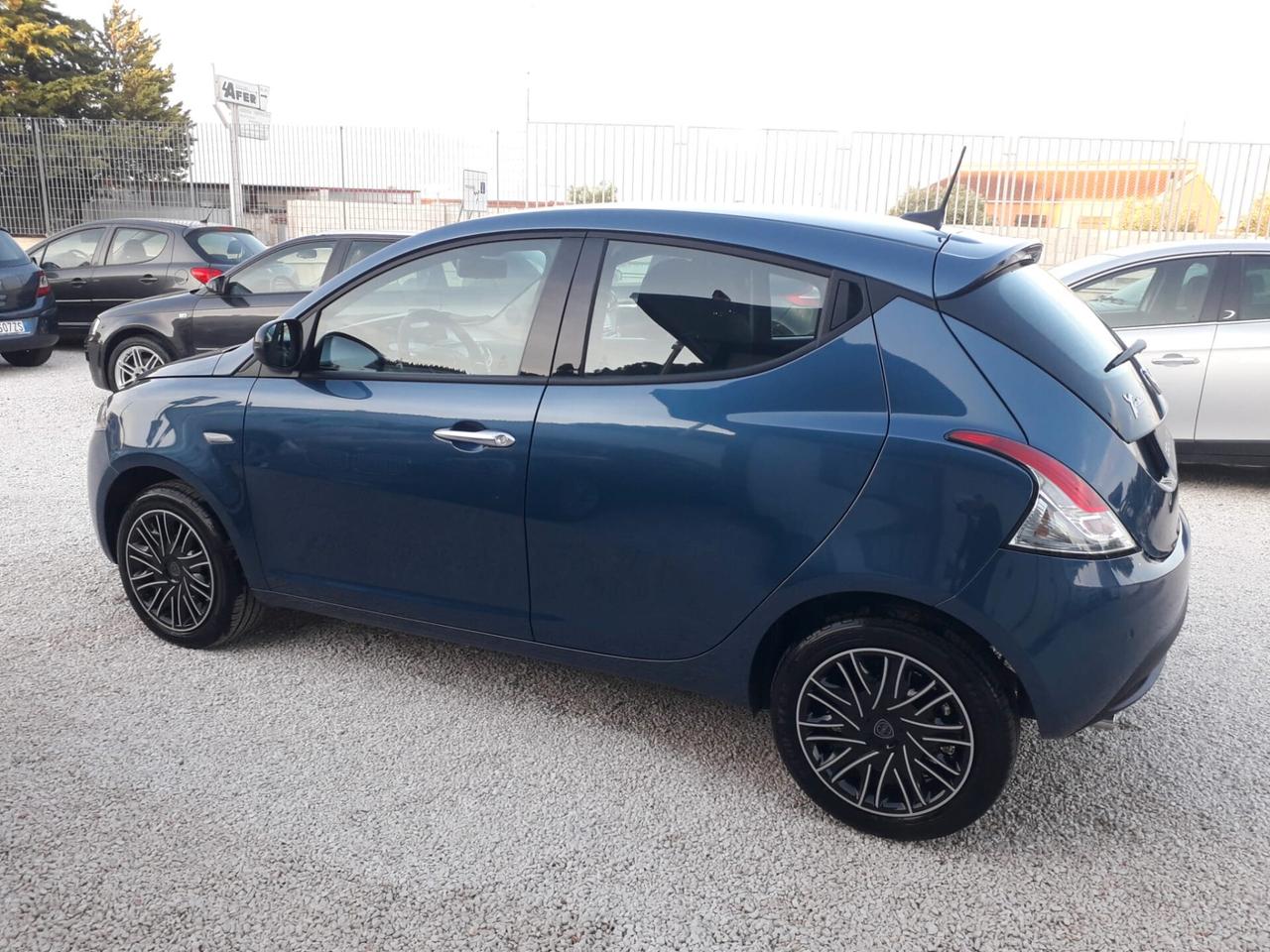 Noleggio Lancia Ypsilon 1.0 Hybrid