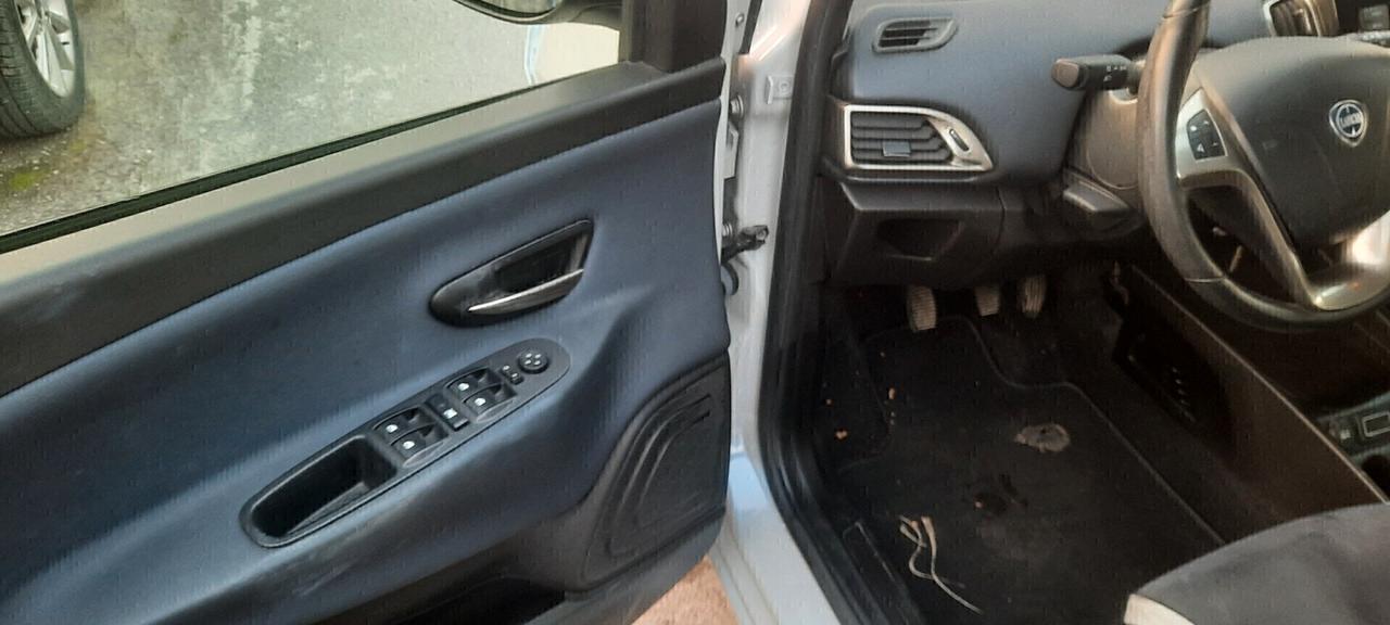 Lancia Ypsilon 0.9 TwinAir 85 CV 5 porte Metano Ecochic Mya