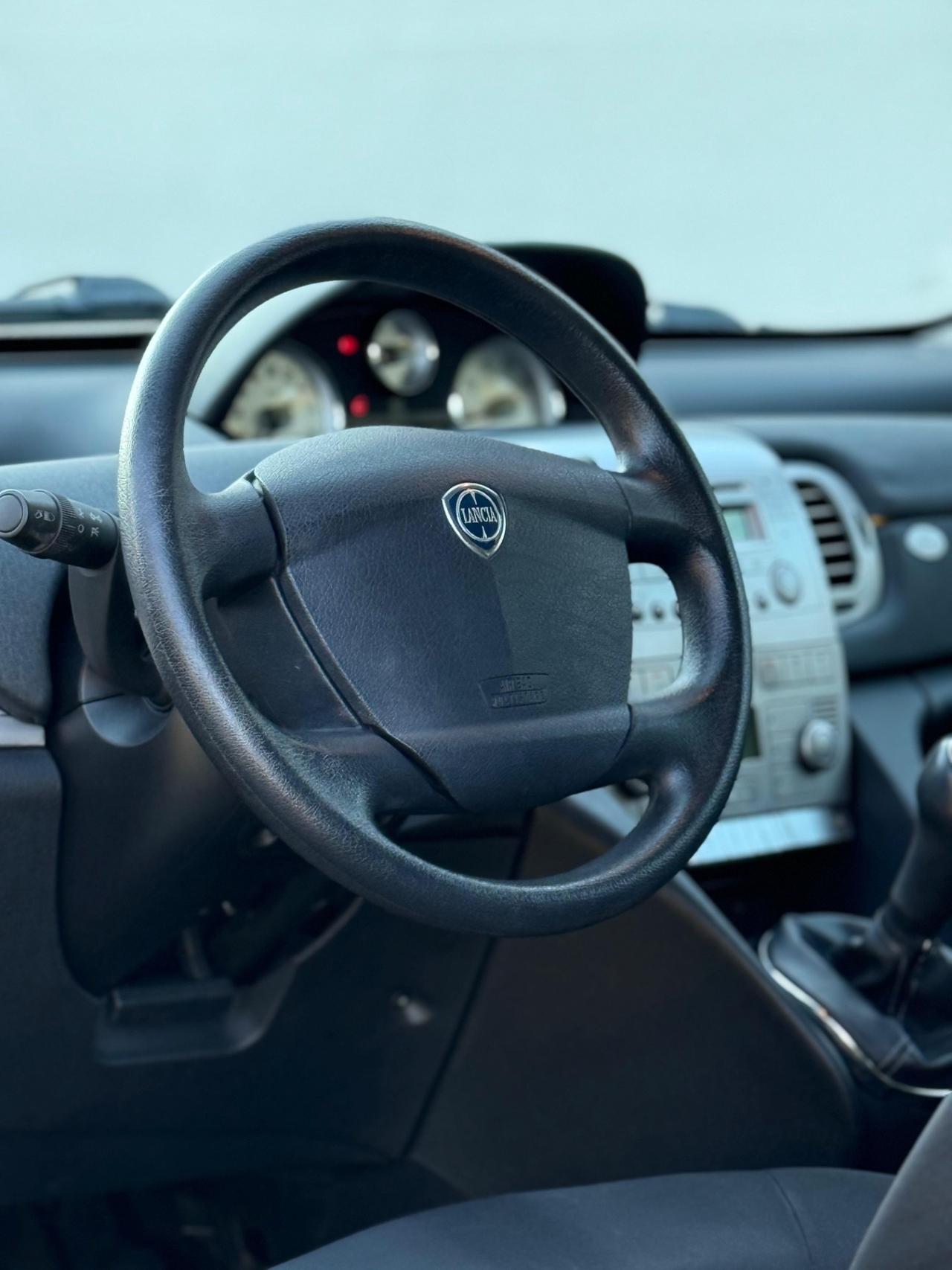 Lancia Ypsilon 1.3 MJT 75 CV DPF Sport MomoDesign