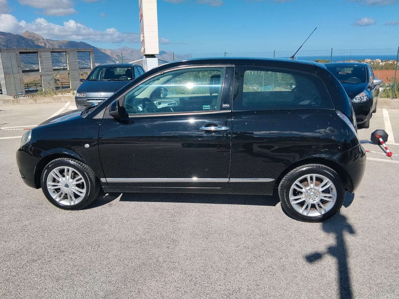Lancia Ypsilon 1.3 MJT 75 CV Unyca