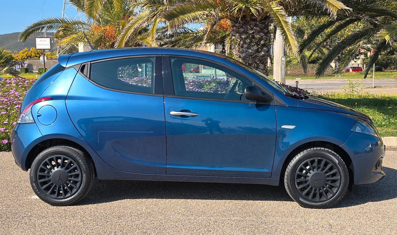 Lancia Ypsilon 1.0 FireFly 5 porte S&S Hybrid Ecochic Silver