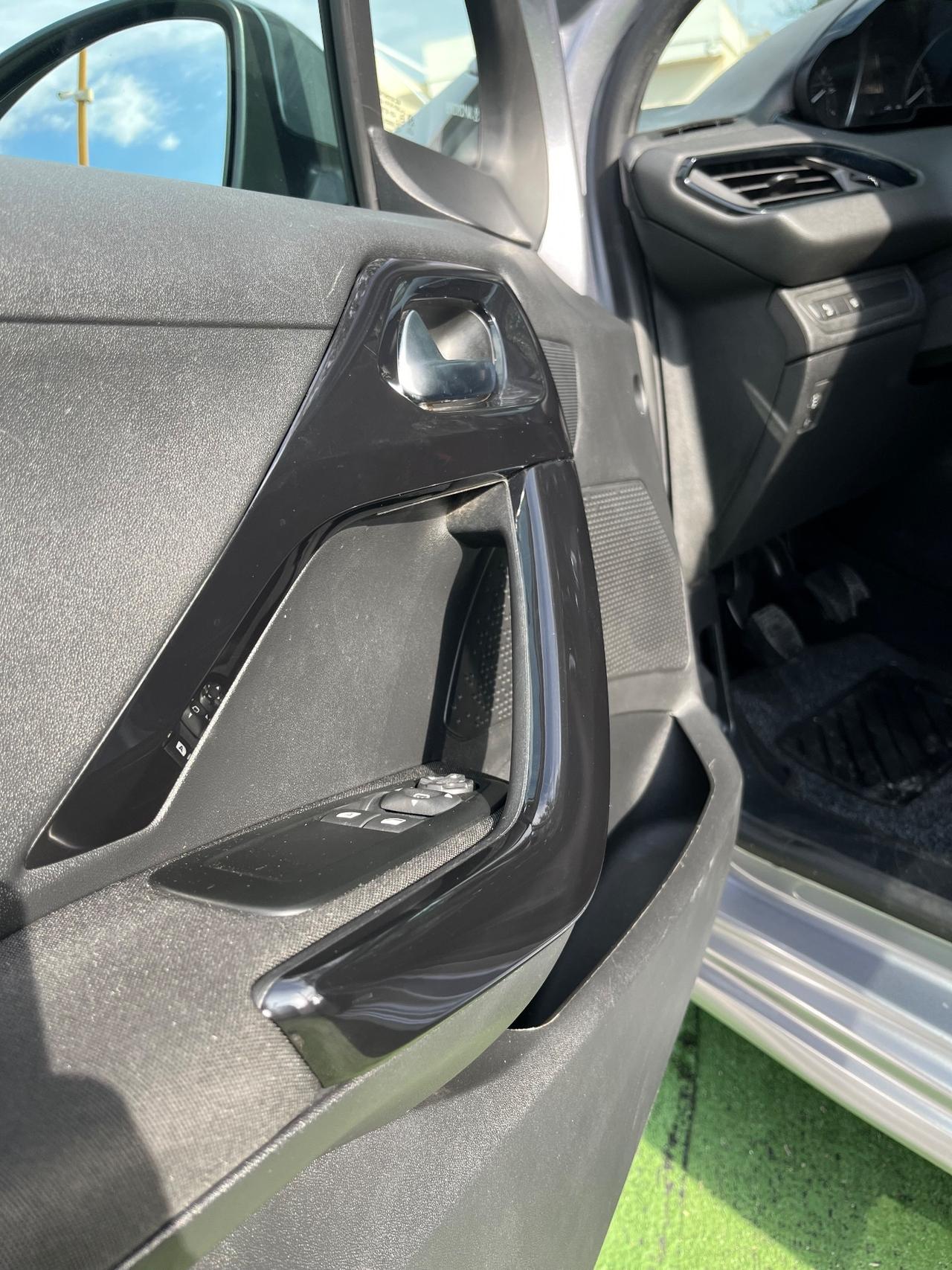 Peugeot 208 PureTech 82 Stop&Start Signature