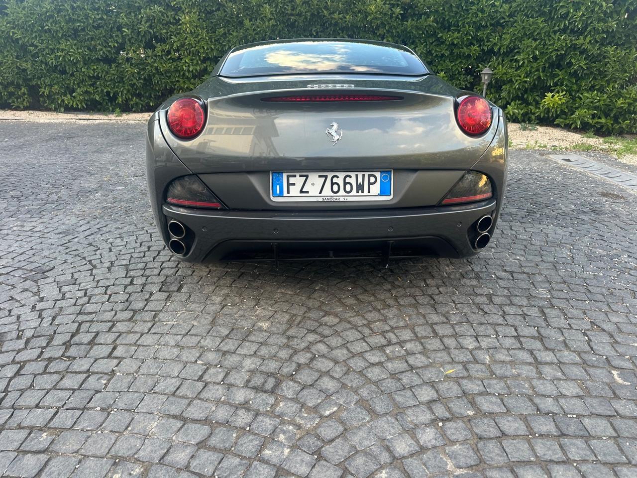 Ferrari California DCT grigio silverstone
