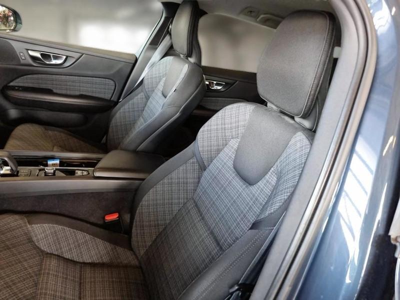 VOLVO V60 B4 D AUTOM. MOMENTUM BUSINESS PRO MY22 STATION WAGON