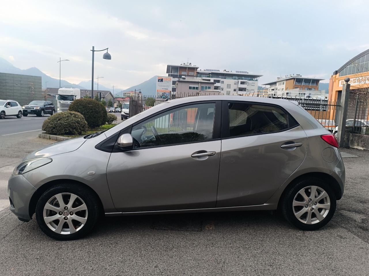 Mazda 2 1.3 75CV TRENDY CERCHI LEGA COMANDI AL VOLANTE