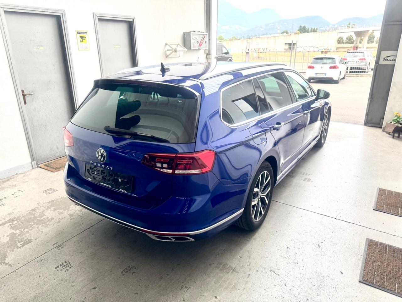 Volkswagen Passat R-Line 2.0 TDI SCR 200 CV DSG Executive