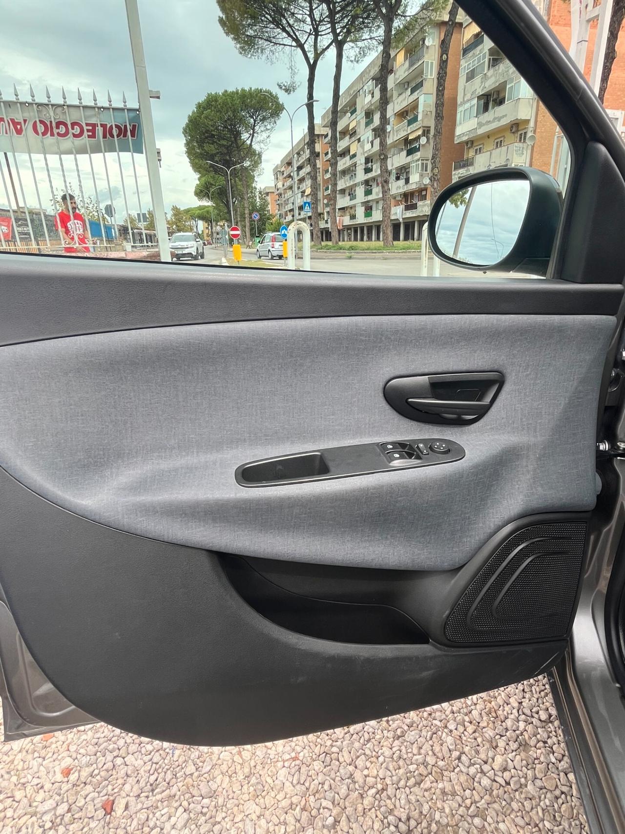 LANCIA YPSILON 1000 IBRIDA 47000 KM CERTIFICATI 1 PROPRIETARIO 2023
