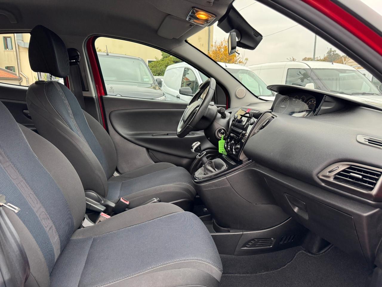 Lancia Ypsilon 1.2 69 CV 5 porte S Momodesign