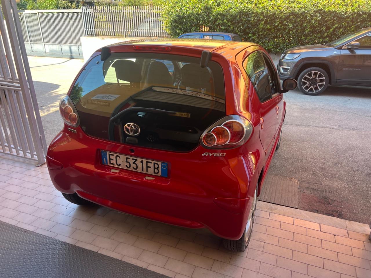 Toyota Aygo 1.0 12V VVT-i 5 porte Sol Connect Red Edition