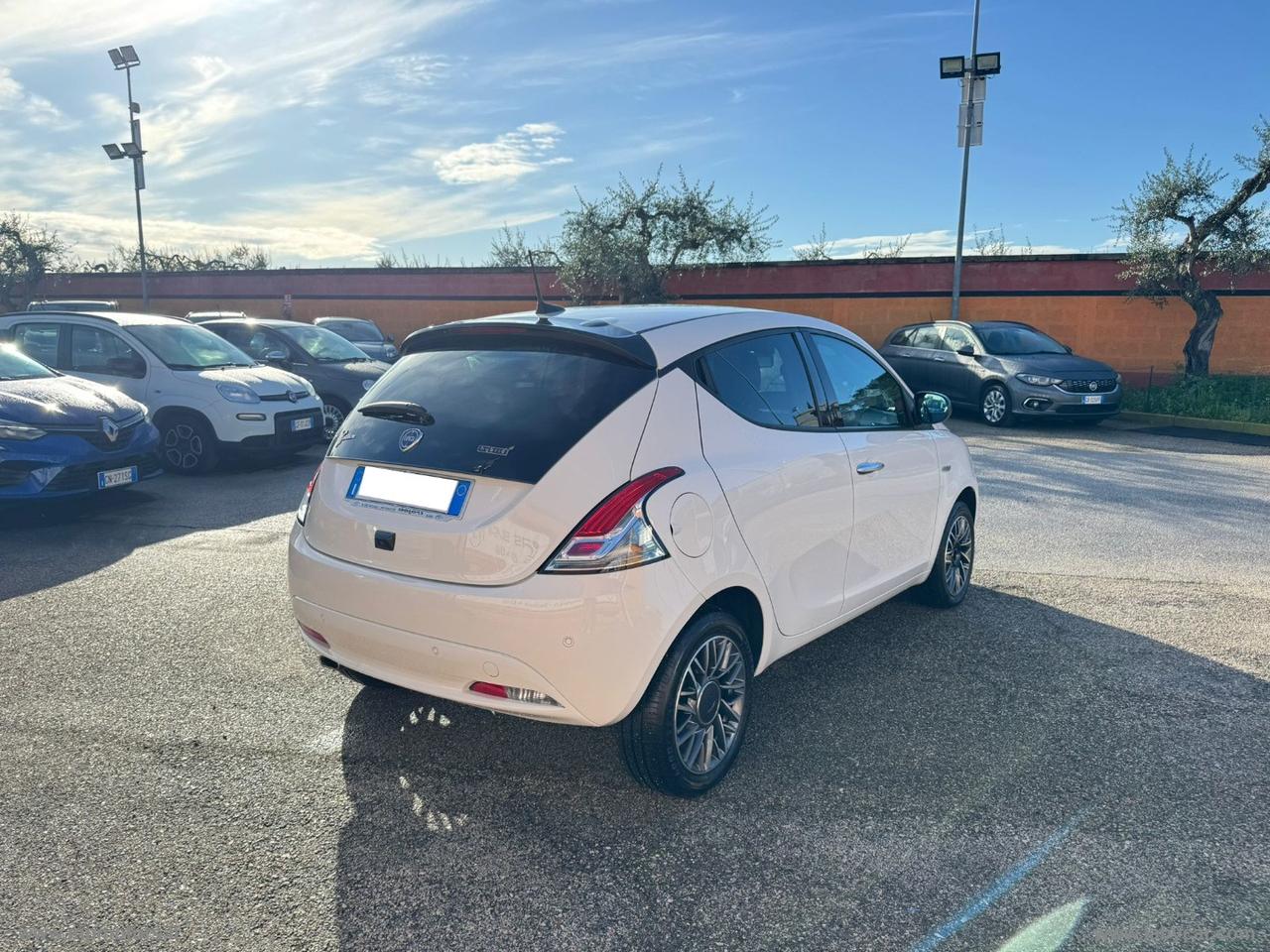 LANCIA YPSILON GOLD HYBRID 1.0 70CV IVA ESPOSTA