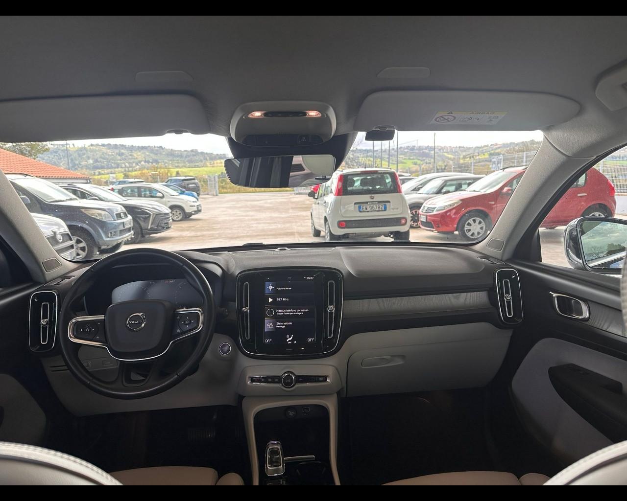 VOLVO XC40 (2017-->) - XC40 D3 AWD Geartronic Momentum