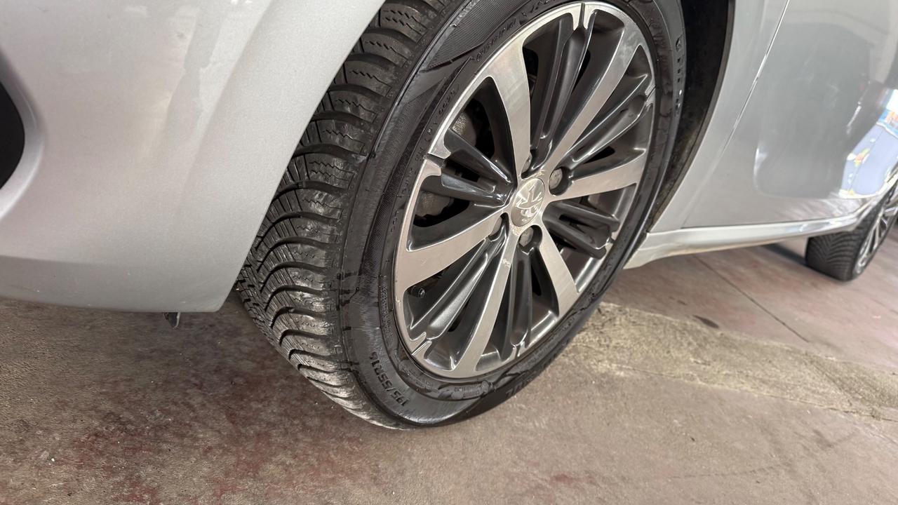 Peugeot 208 BlueHDi 100 5p. GT Line ICE White