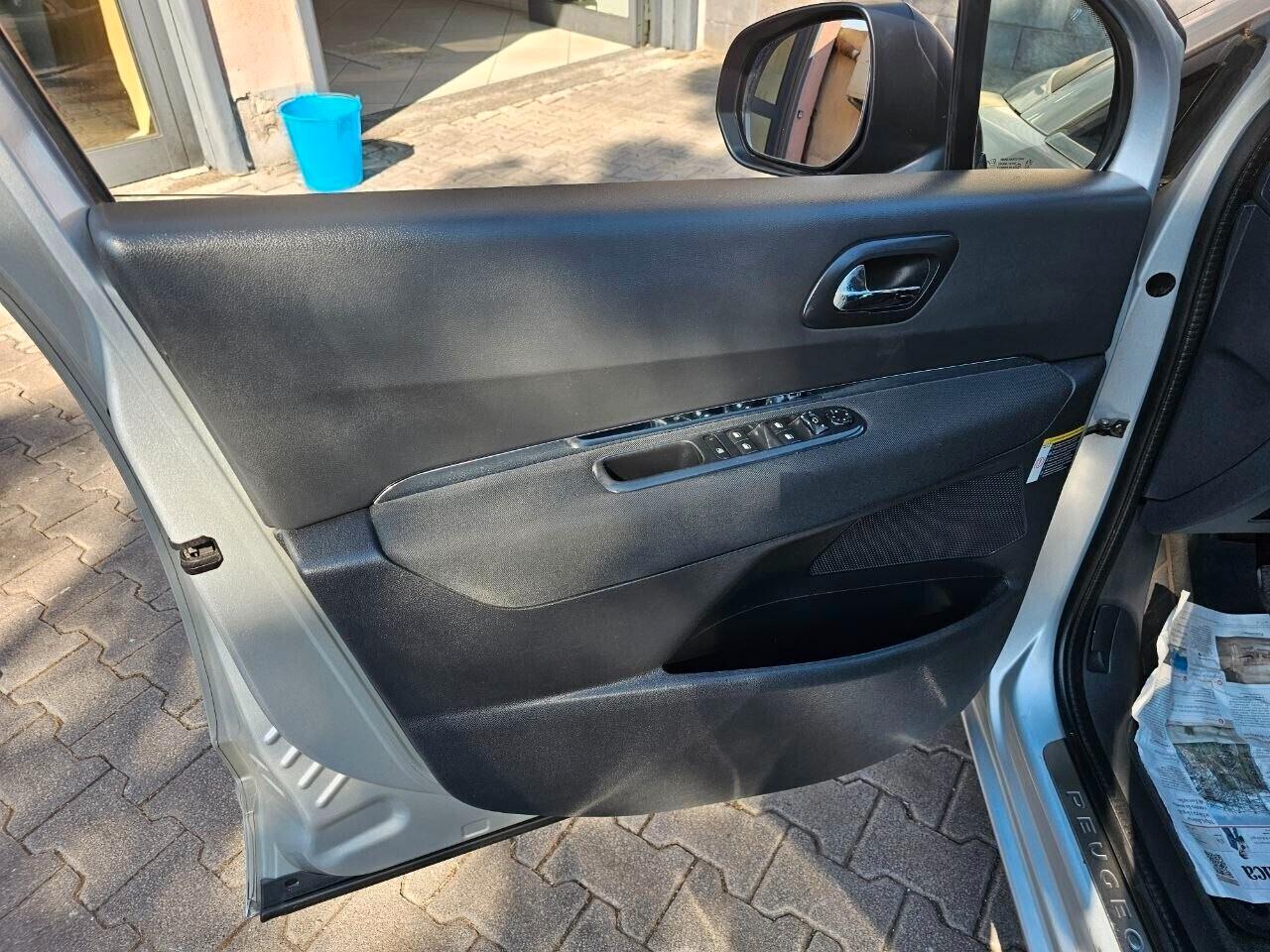 Peugeot 5008 1.6 Diesel Allure 7 Posti – Tetto Panoramico – Navigatore – KM CERTIFICATI