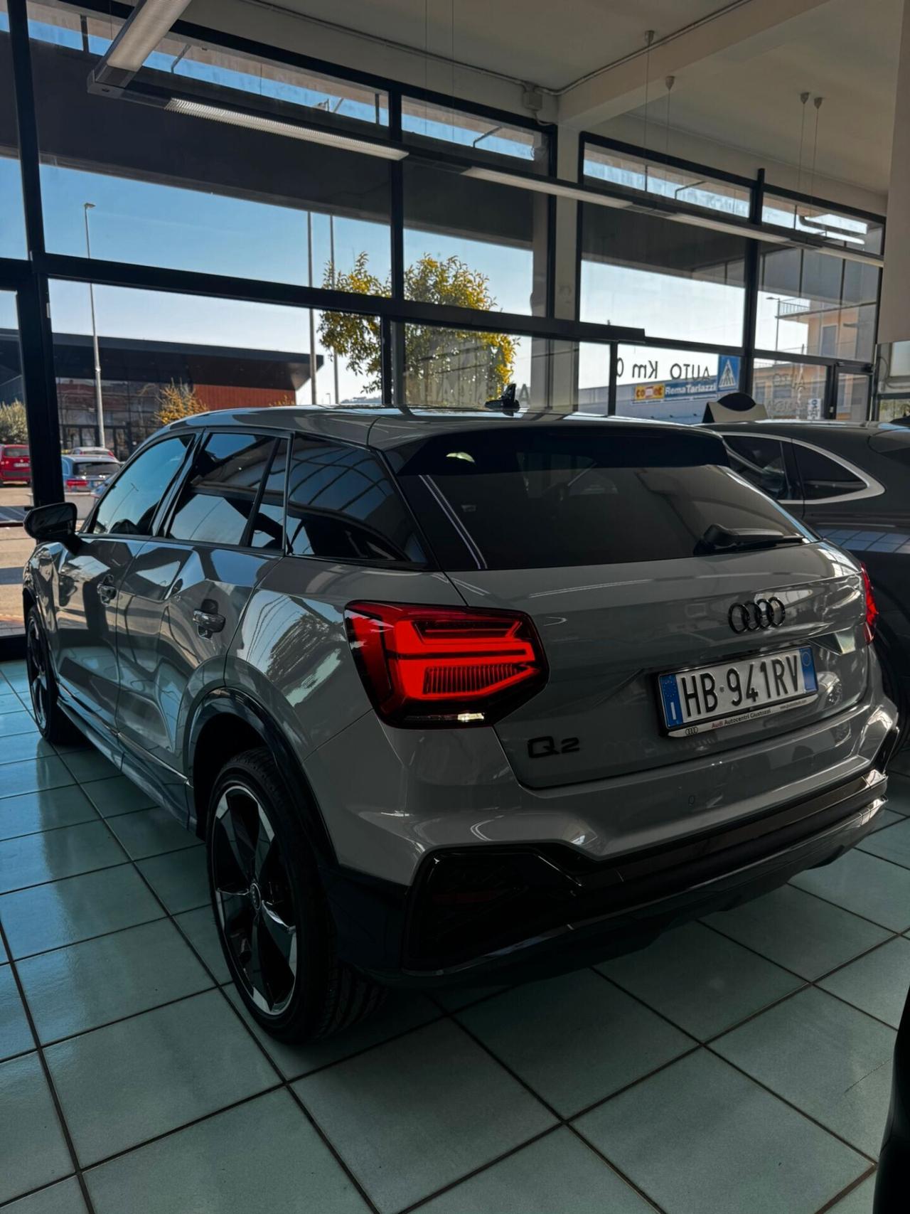 Audi Q2 35 TDI S tronic Identity Black