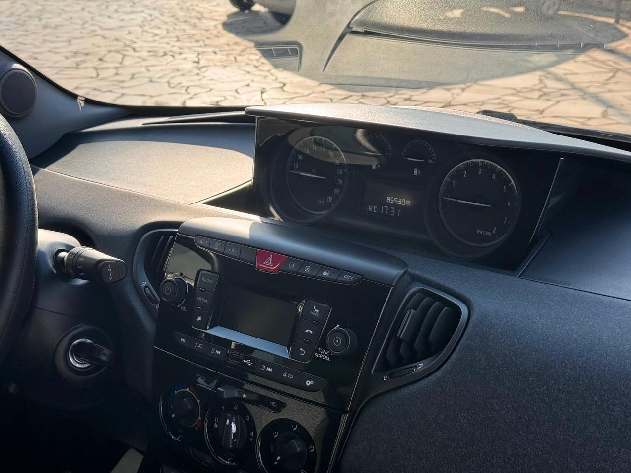 Lancia Ypsilon 1.0 FireFly 5 porte S&S Hybrid Ecochic Silver