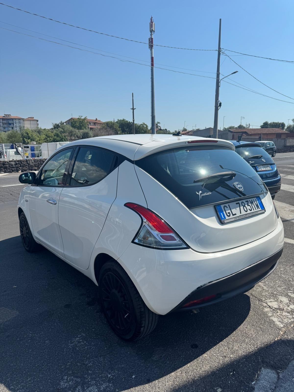 Lancia Ypsilon 1.0 FireFly 5 porte S&S Hybrid Alberta Ferretti