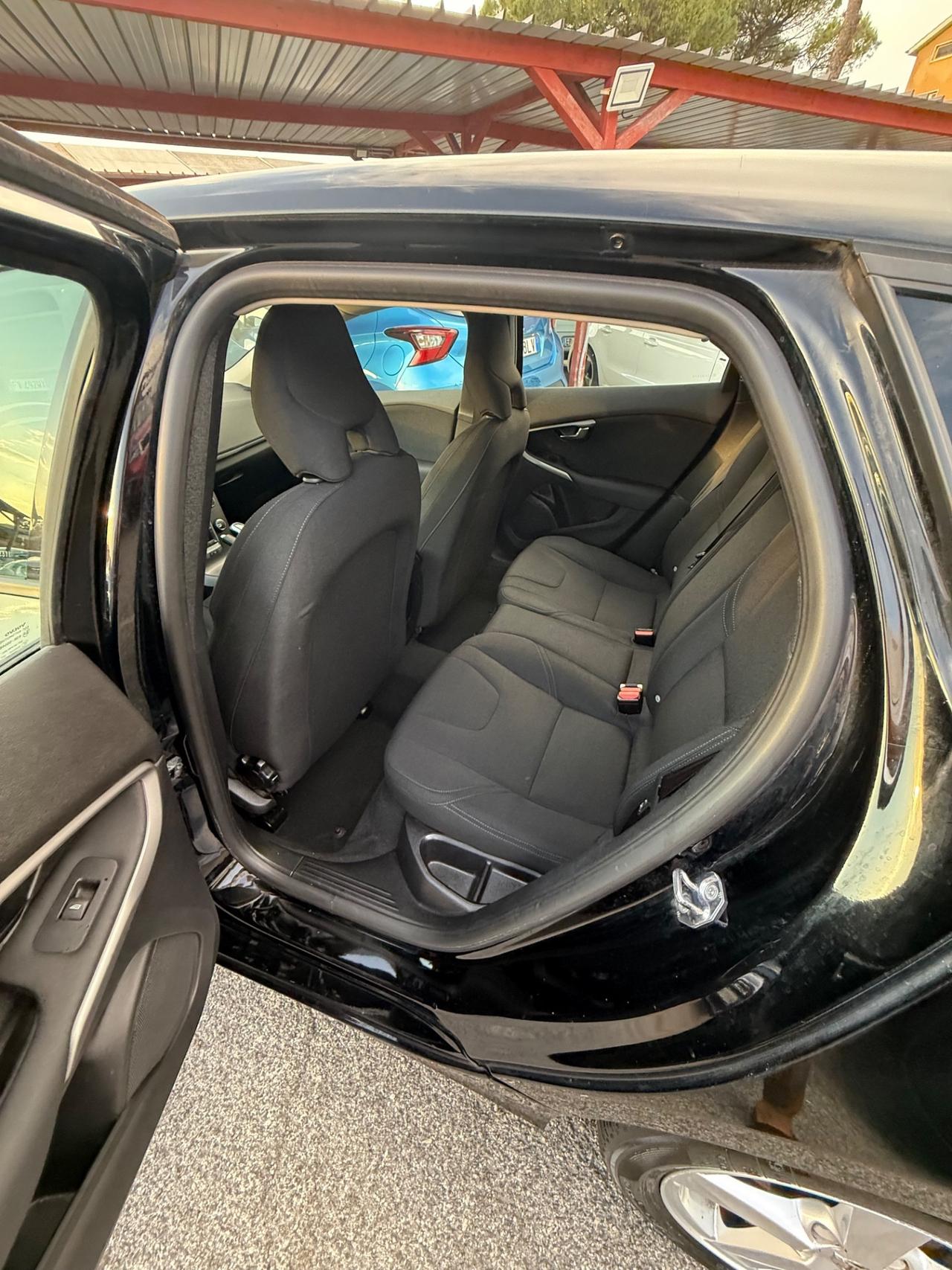V40 D4 Momentum-unipro-rate-E6
