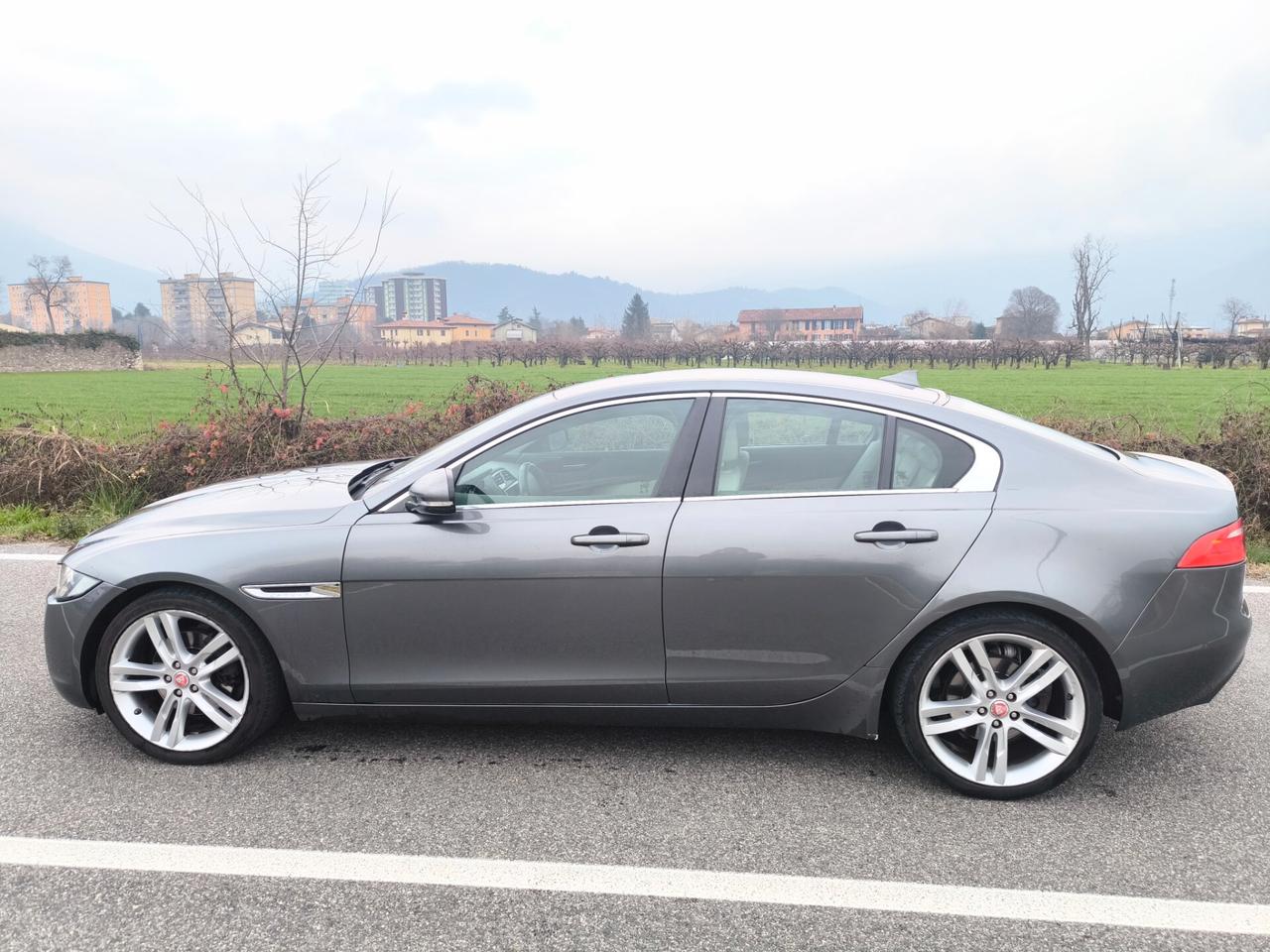 JAGUAR XE 2,0 180CV- AUTOMATICA-EURO 6- MOTORE NUOVO
