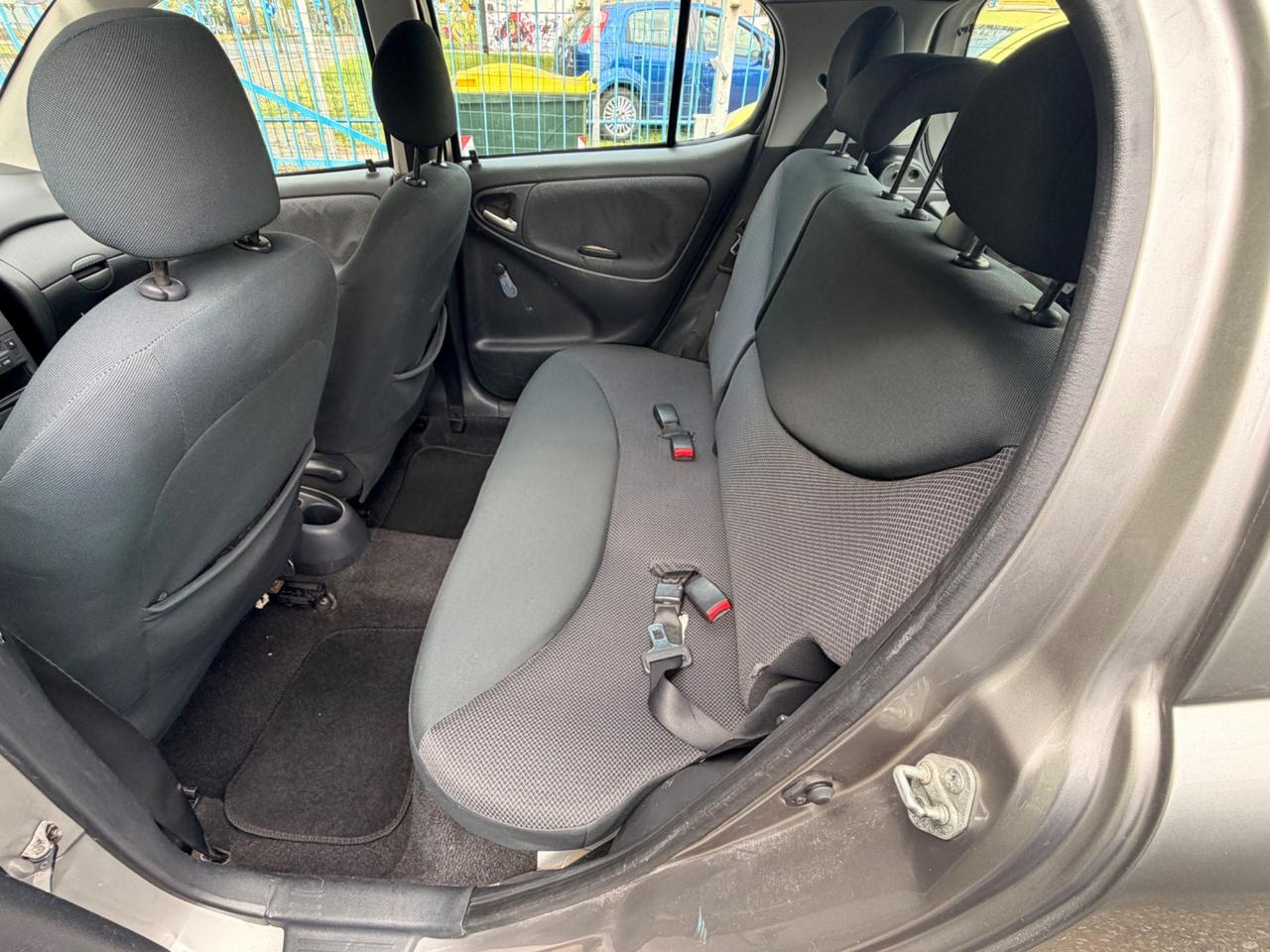 Toyota Yaris 1.0i 16V cat 5 porte Sol