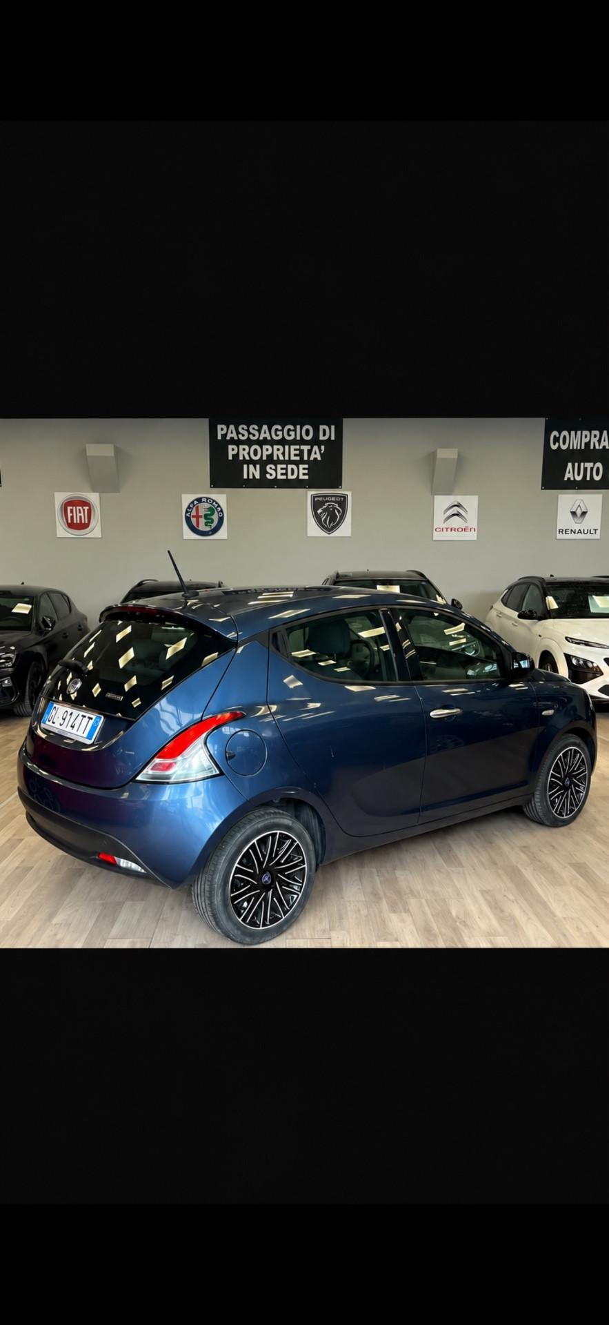 Lancia Ypsilon 1.0 FireFly 5 porte S&S Hybrid Silver