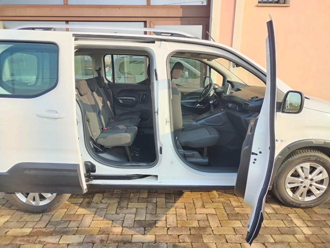 Peugeot Rifter 130cv. full.