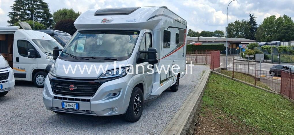 Bürstner Lyseo 684G Ampia zona giorno e bagno in coda