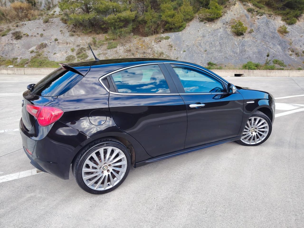 Alfa Romeo Giulietta 2.0 JTDm-2 140 CV Distinctive-Pelle-Xenon-Kit Sportivo-