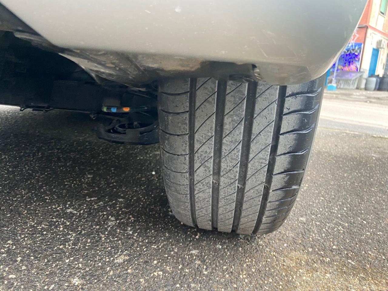 Peugeot 208 BlueHDi 75 5 porte Black Line 120.000Km