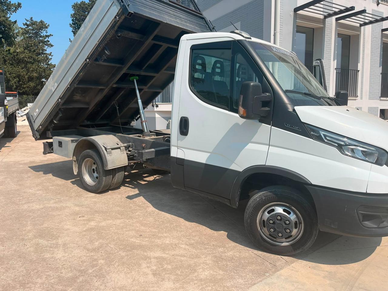 Iveco DAILY 35 C14 TRILATERALE