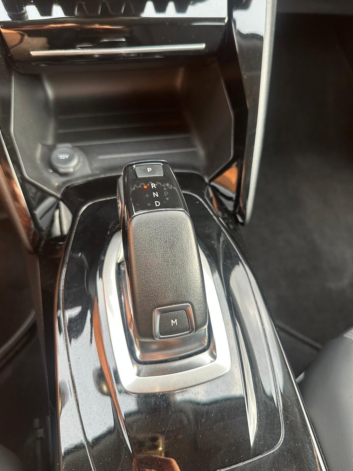 Peugeot 2008 BlueHDi 1.5HDI 130 S&S EAT8 Allure 2021 COCKPIT