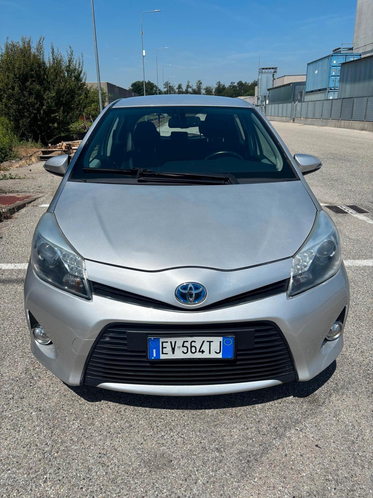 Toyota Yaris 1.5 Hybrid 5 porte Lounge Più GARANZIA UFFICIALE 3 ANNI TAGLIANDI CERTIFICATI KM ORIGINALI
