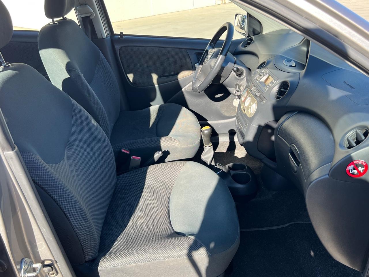 Toyota Yaris 1.0i 16V cat 5 porte Sol