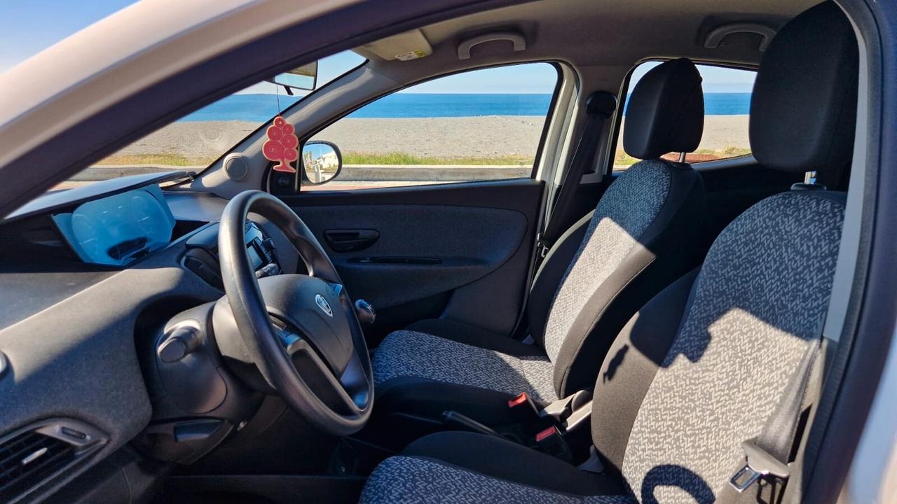 Lancia Ypsilon 1.0 FireFly 5 porte S&S Hybrid Ecochic Silver