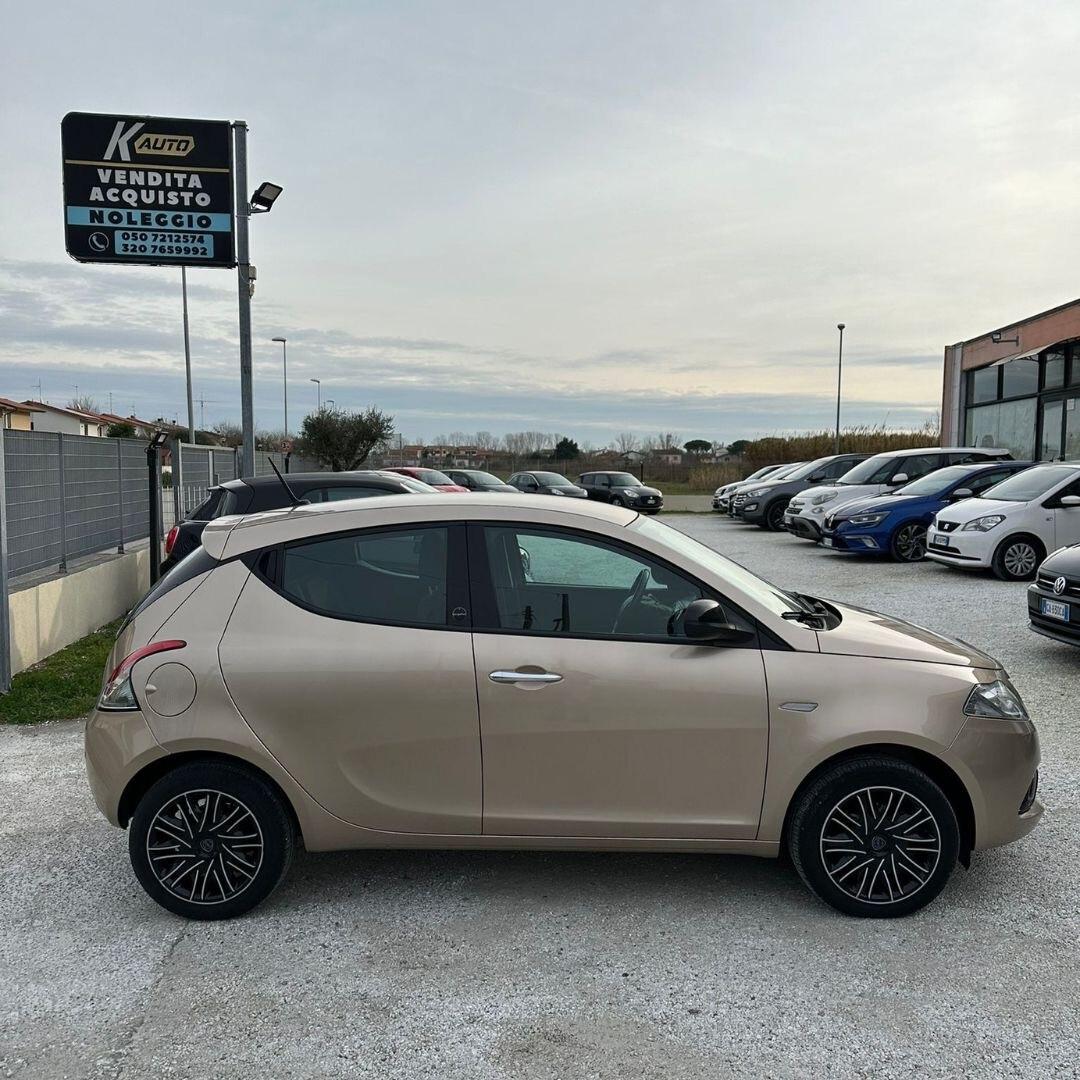 Lancia Ypsilon 1.0 Hybrid ok neo patentati